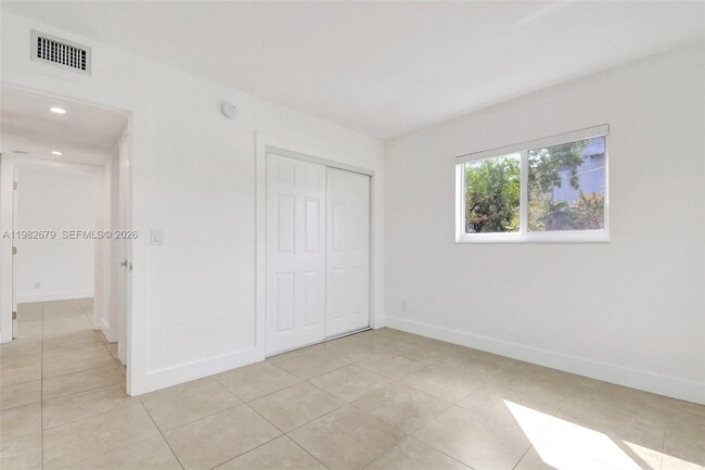 Building Photo - 407 SE 9th Ct