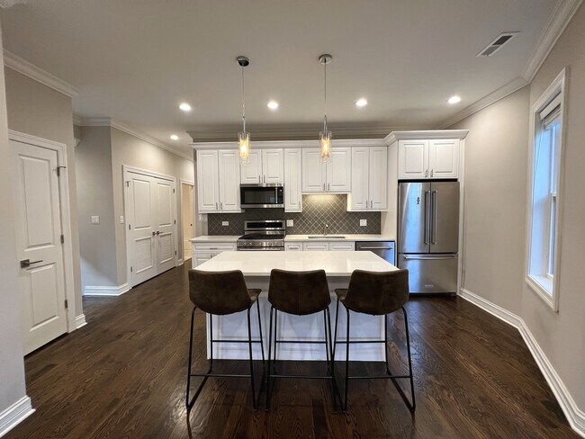 Building Photo - 1744 W Winnemac Ave