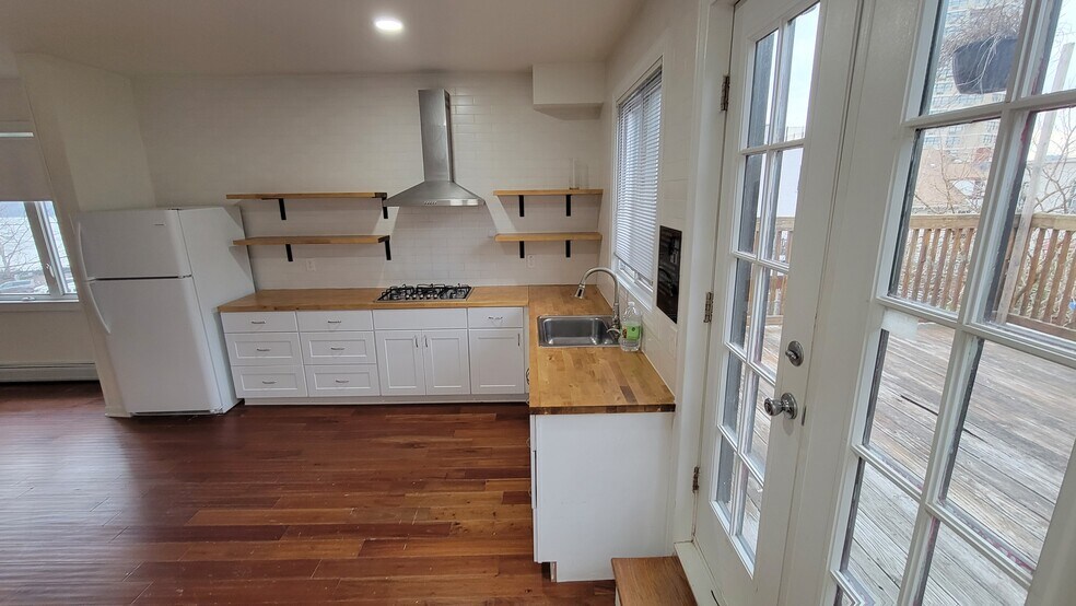 Building Photo - 19 70th St