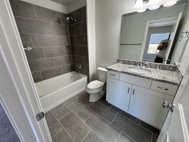 Building Photo - Pet Friendly!! Fresh and Clean!!  Ready to go!
