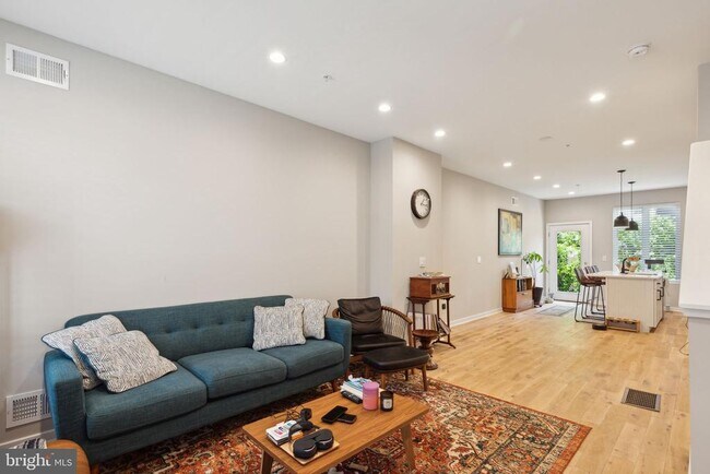 Building Photo - 1510 N Hollywood St