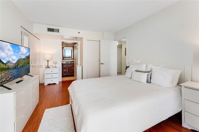 Building Photo - 540 Brickell Key Dr