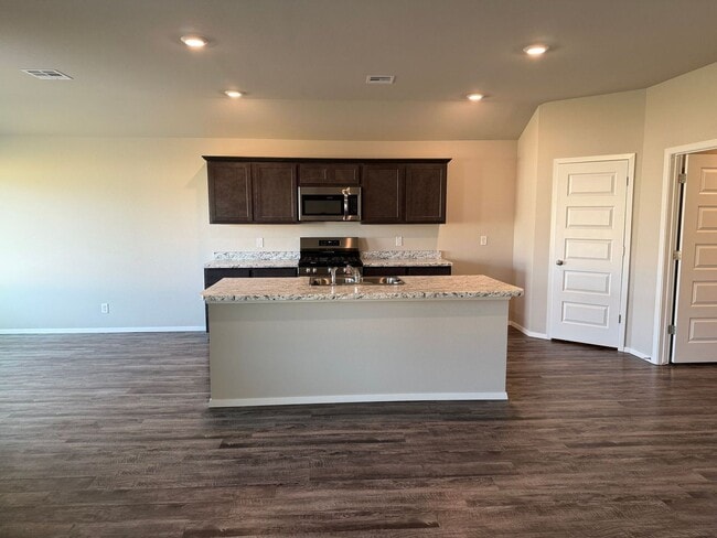Building Photo - Welcome home to your 4 bed, 2 bath home in the desirable area of Broken Arrow, OK.