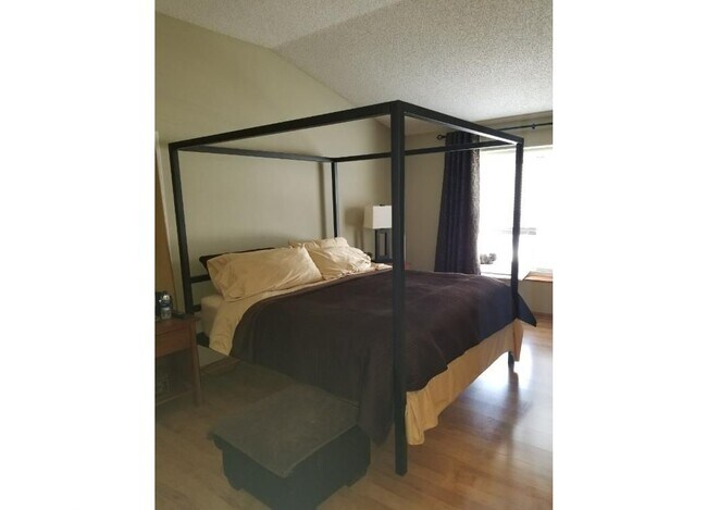 Building Photo - End-Unit Townhome *3Bd*2.5Ba plus loft*1767sqft. Community Pool! Available July 1st!
