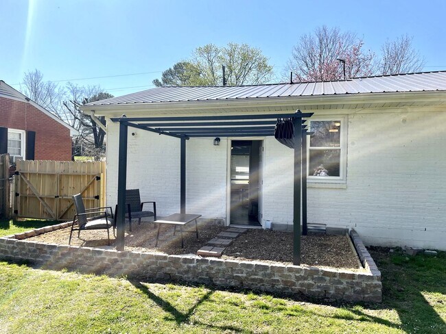 Building Photo - 214 Chapman Ln