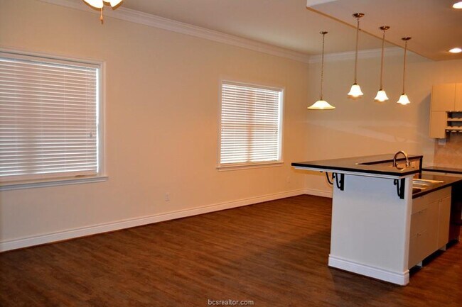 Building Photo - 218 Sterling St