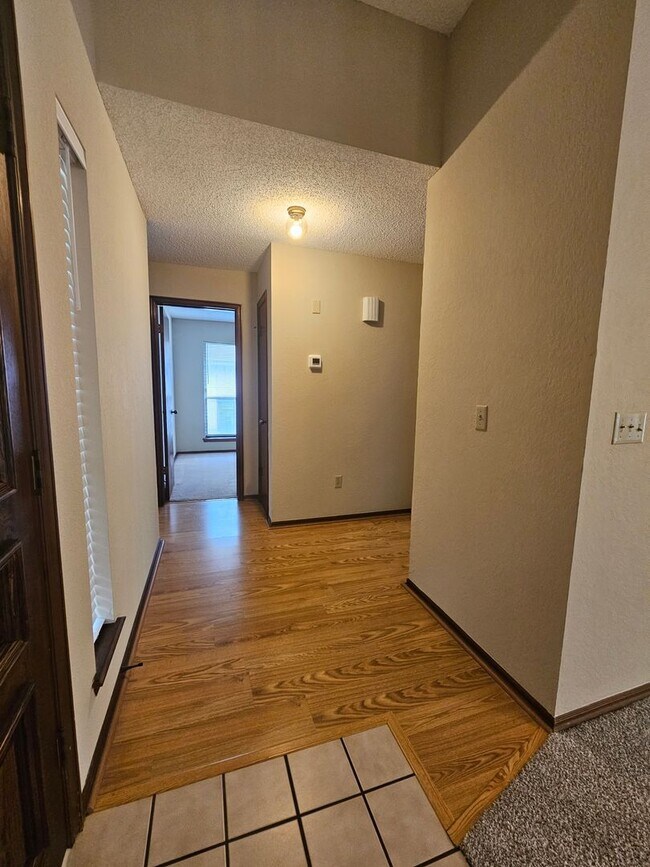 Building Photo - (3) Bed, (2)Bath Avail NOW! Cambridge Addi...