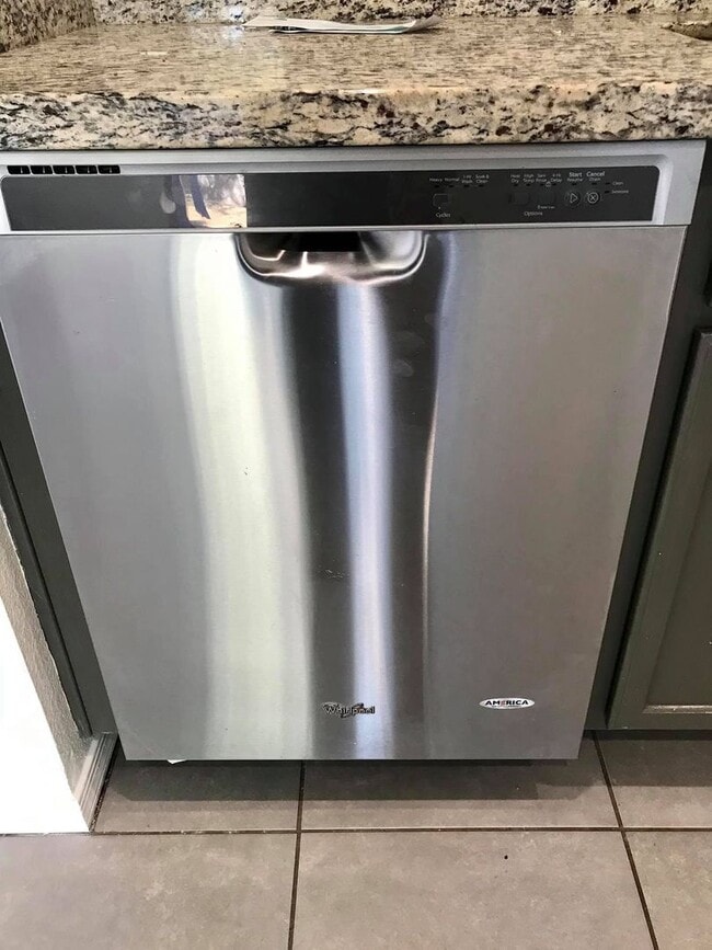 Building Photo - Spacious 3-bedroom plus den in North Phoenix