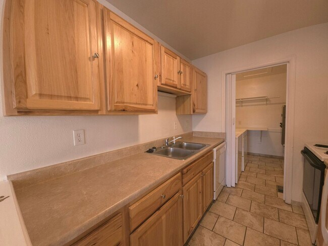 Building Photo - 2 Bedroom Oasis With Covered Parking
