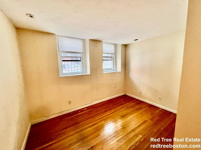 Building Photo - 108 Myrtle St