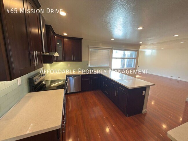 Building Photo - 465 Mission Dr