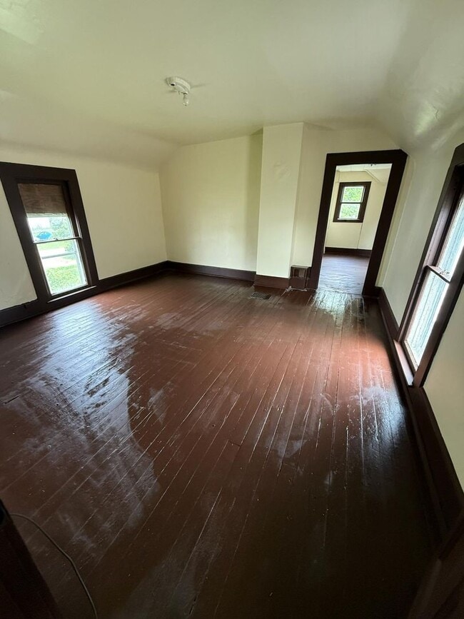 Building Photo - 3 bedrooms 1.5 bath in peaceful and beauti...
