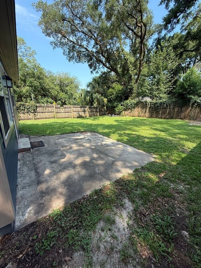 Building Photo - 4 bedroom 1 bath house with a large fenced...
