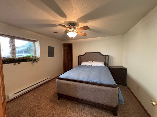Building Photo - 3 BED | 3 BATH | TOWNHOME | DOUBLE GARAGE | WEST