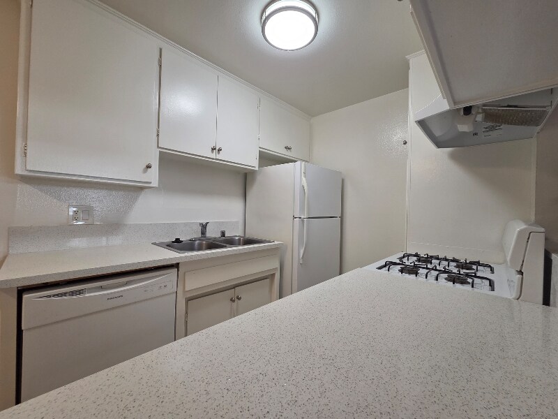 Building Photo - 3861 Mentone Ave
