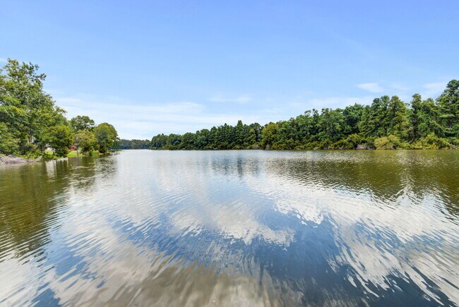 Building Photo - 207 N Pembroke Dr