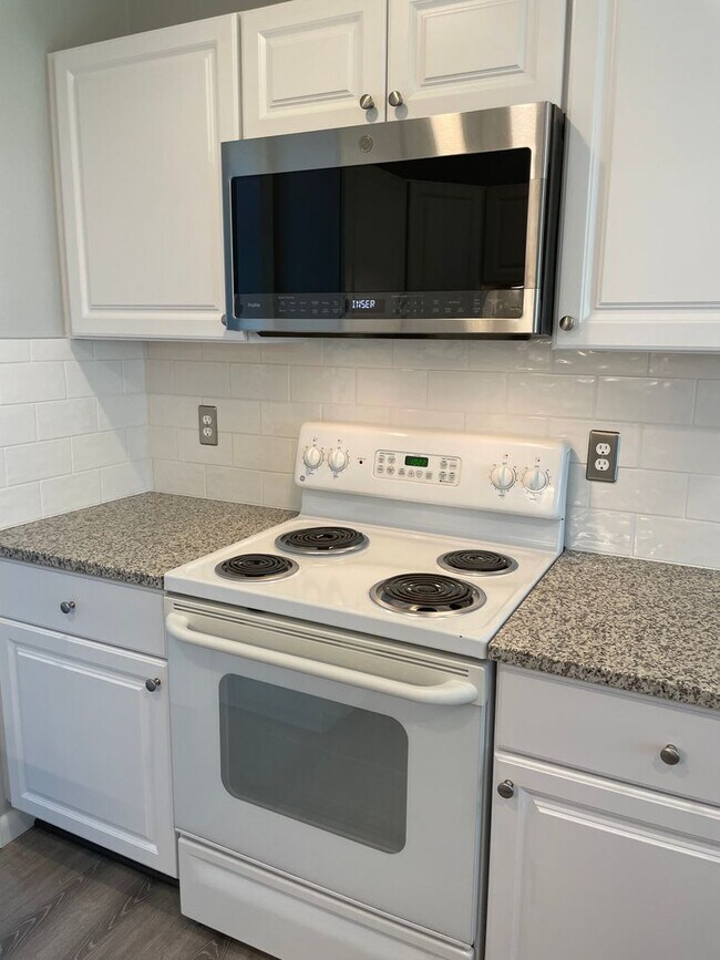 Building Photo - End unit townhome in Annapolis!