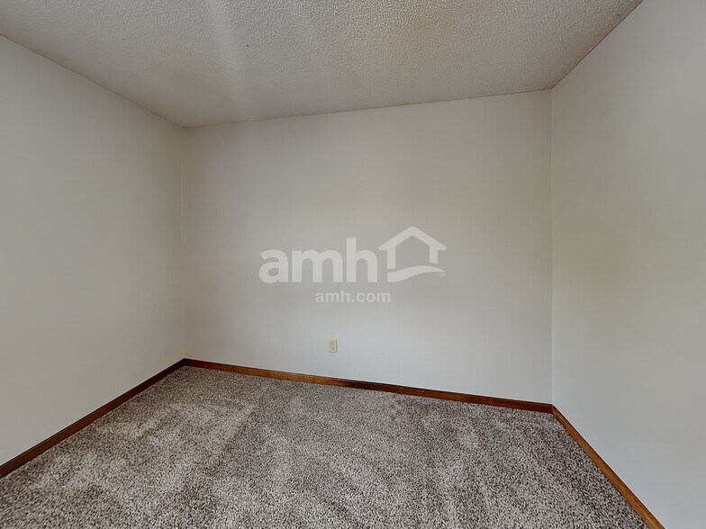 Building Photo - 6103 N Evans Ave