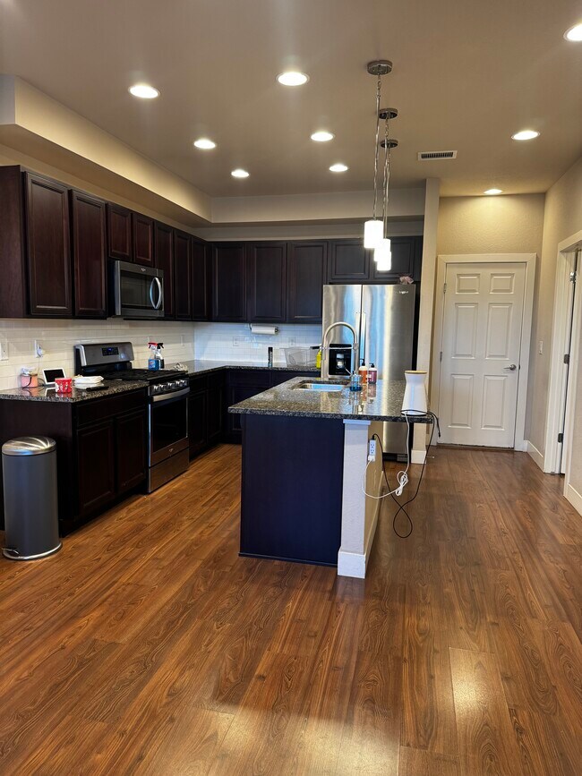 Building Photo - 16018 E 47th Dr