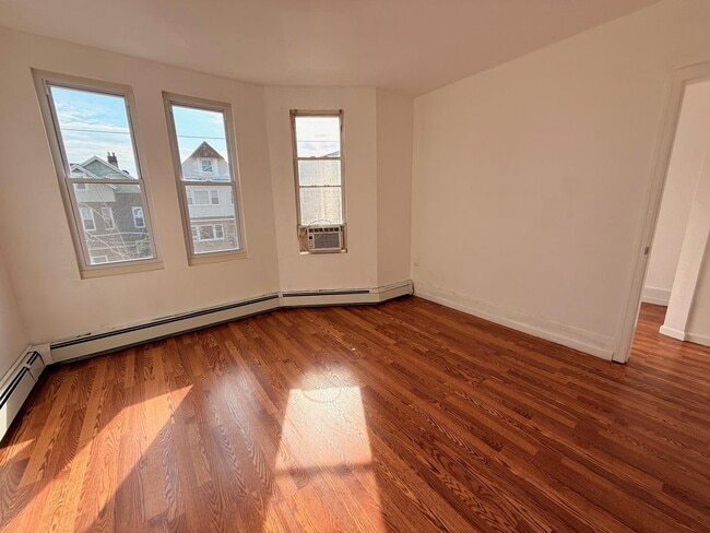 Building Photo - 35 W 47th St