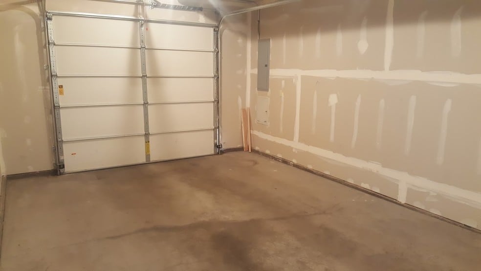 Building Photo - 560 SW State St