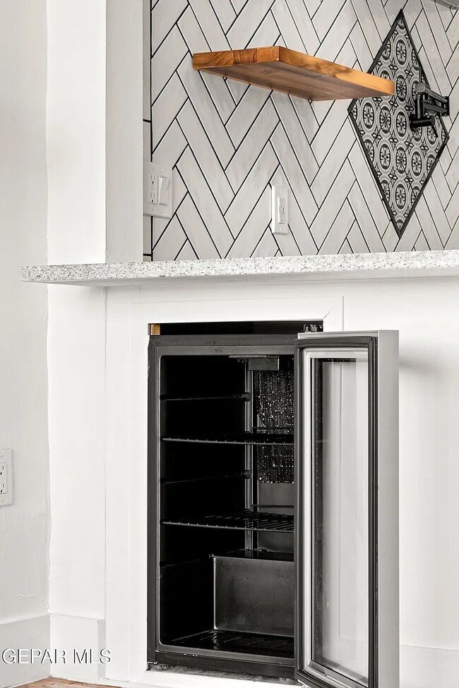 Building Photo - 721 Mesita Dr