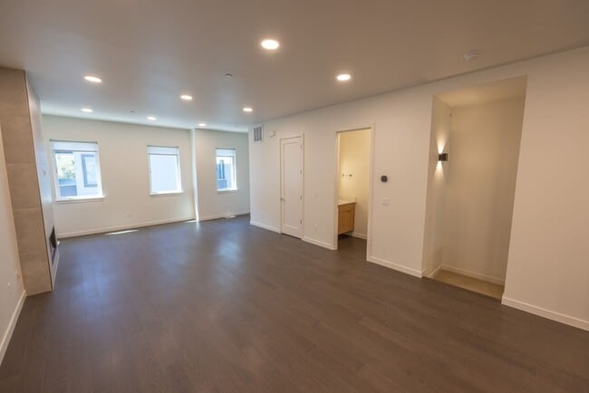 Building Photo - Riverside Townhomes - Waterfront Living in...