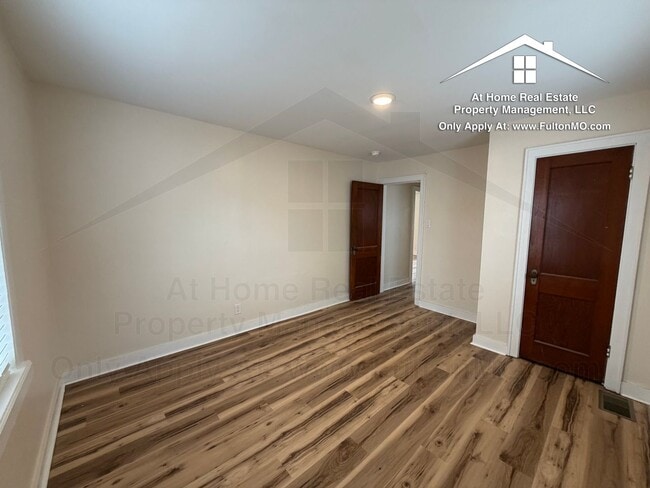 Building Photo - 703 W 7th St