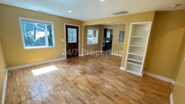 Building Photo - 2 Primary Suites + Huge Yard in Markham - ...