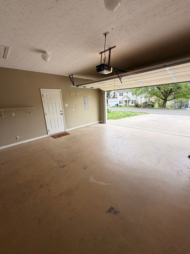 Building Photo - 3BR Home | Granite Kitchen | Fireplace | Deck | Fenced Yard