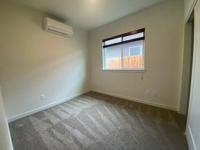 Building Photo - 3 Bed, 3 Bath Beautiful Home!