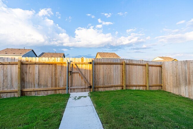 Building Photo - Stunning 3 bedroom, 2 bathroom home in Kyle!!!