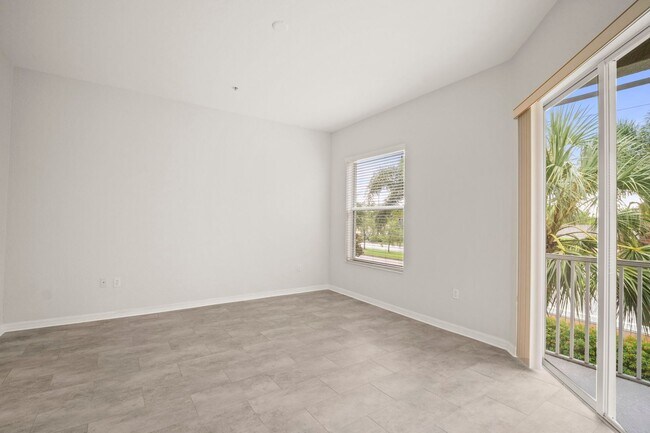 Building Photo - Beautiful Townhome in Laguna lakes 3 bedro...