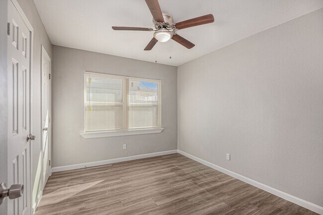 Building Photo - This charming 3-bedroom, 1-bath residence offers 1,000 square feet of comfortable living space, p...