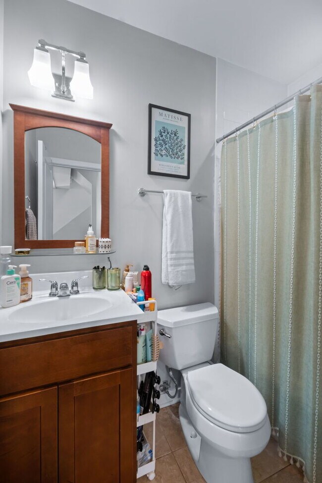 Building Photo - 1644 N Hermitage Ave