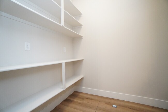 Building Photo - 150 N Edgewood Ln