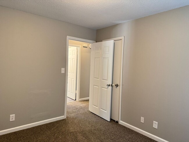 Building Photo - 3 Bedroom/1 Bath near shopping off Wilma R...