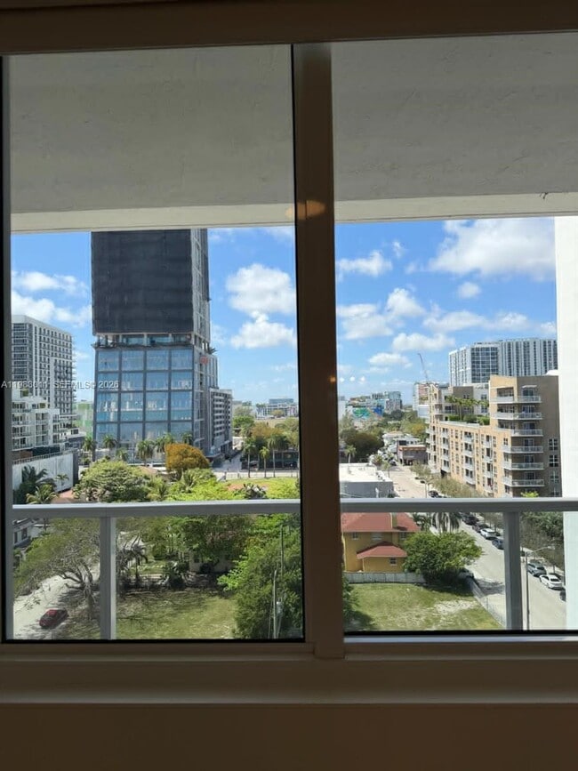 Building Photo - 600 NE 27th St