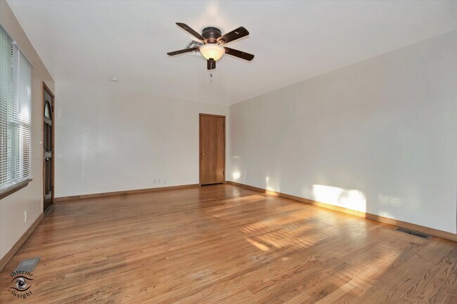 Building Photo - 644 S Calumet Ave
