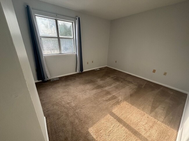 Building Photo - Charming 3 Bedroom 1.5 Bathroom Newport Ne...