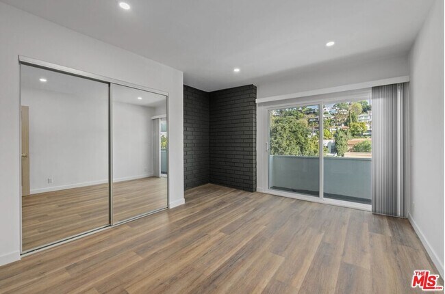 Building Photo - 2449 Beachwood Dr