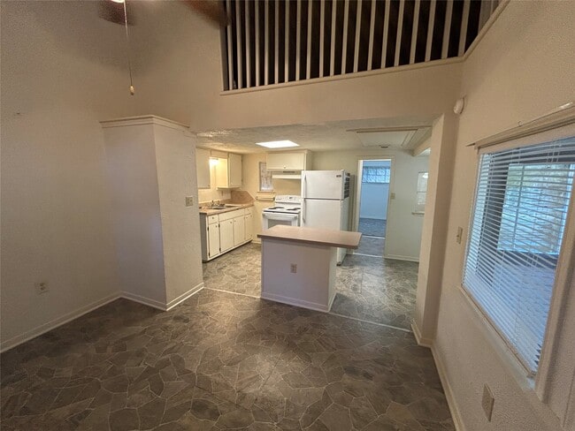 Building Photo - 2561 Pioneer Ln