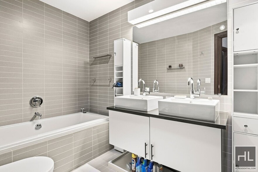 Building Photo - Furnished 2bed/2bath Penthouse w/Views