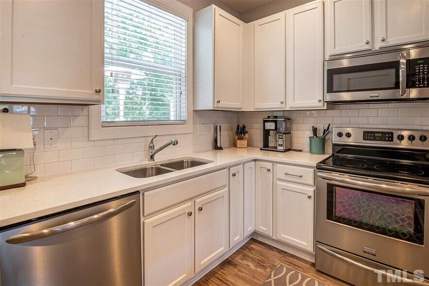 Building Photo - 2800 Bedford Green Dr