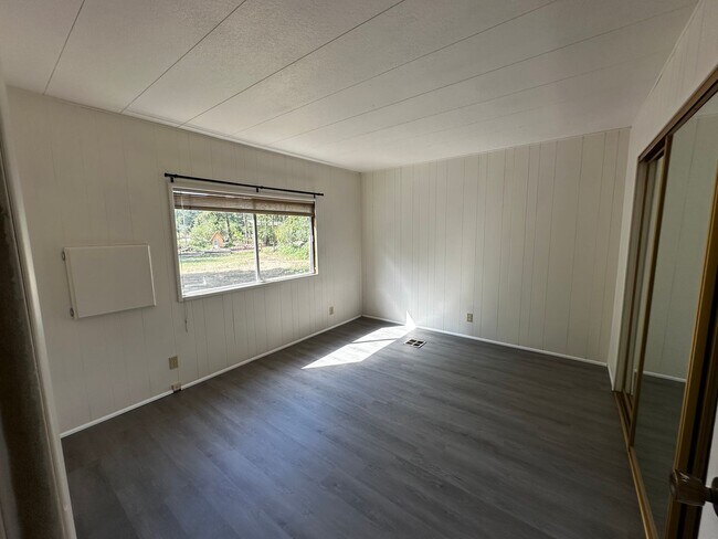 Building Photo - Quiet 3 bedroom in Umpqua