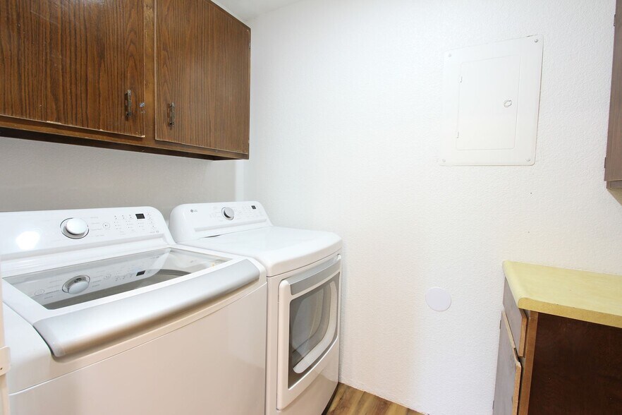 Building Photo - 600 Manhattan Dr