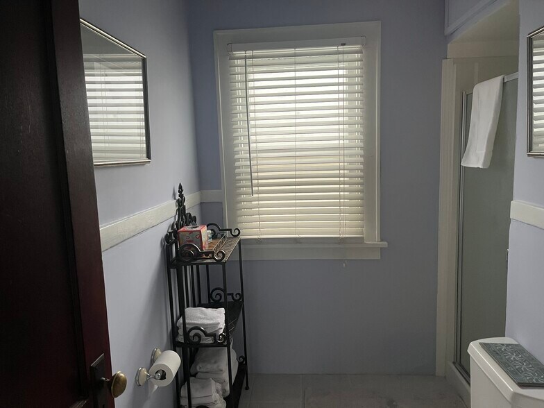 Building Photo - 719 W 2nd St