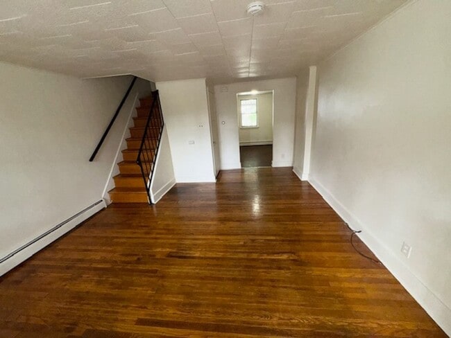 Building Photo - 2 Bedroom Townhome