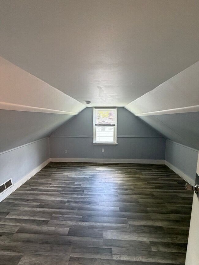 Building Photo - Secluded & Charming 3BR/1BA in Lansing — Section 8 Approved