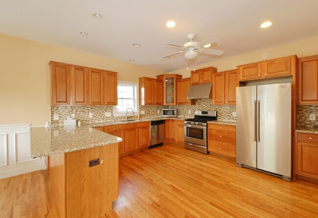 Building Photo - 638 Hope St